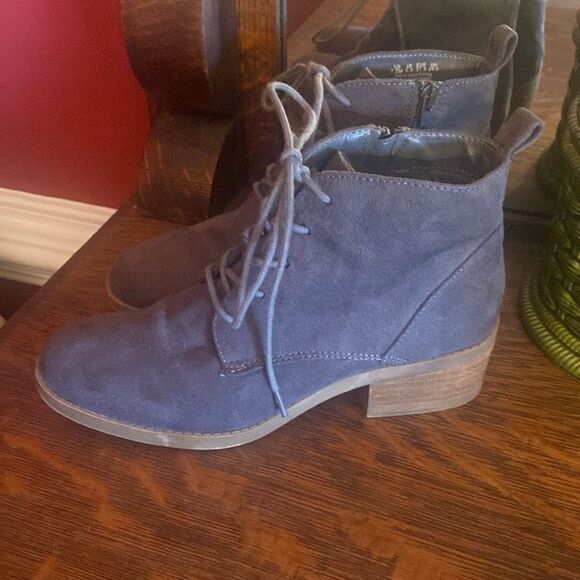 Carlos Santana gray suede boots by Macy’s 7 1/2, very comfortable - Picture 3 of 8